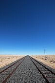 Zwei Eisenbahnschienen; Garub Namibia