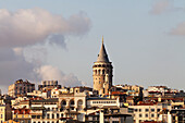 Blick auf den Galata-Turm im Stadtteil Beyoglu; Istanbul, Türkei