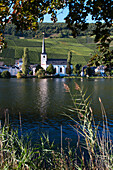Eine Kirche, Häuser und Weinberge entlang der Mosel; Mosel, Deutschland