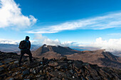 Wanderer schaut vom Maol Chean-Dearg zum Ben Damph hinüber; Torridon, Schottland