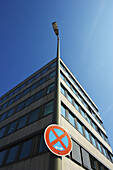 Ecke eines Gebäudes mit einem Schild an einem Laternenmast, das Halteverbot anzeigt; Hamburg, Deutschland