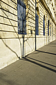 Blaue Gitter an den Fenstern eines Gebäudes im historischen Viertel des Marais; Paris, Frankreich
