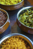 Eine Vielzahl von Gerichten in verschiedenen Farben; Ulpotha, Embogama, Sri Lanka