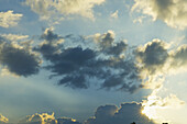 Vom Sonnenlicht beleuchtete Wolken am blauen Himmel; Ulpotha, Embogama, Sri Lanka