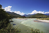 Ein Fluss mit Bergen, blauem Himmel und Wolken; Punakha, Bhutan