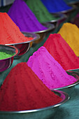 Bunte Farbpuder in Schalen auf dem Devaraja-Markt; Mysore, Indien