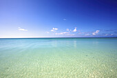 Klares türkisfarbenes Wasser am Horizont und blauer Himmel; Vamizi Island, Mosambik