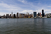 Manhattan Skyline, vom East River aus gesehen, New York City, New York, Vereinigte Staaten