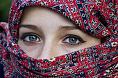 Muslimisches Mädchen trägt Hijab; England