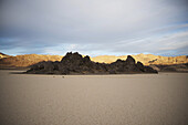 Die Sonne geht über dem Death Valley unter; Kalifornien, Vereinigte Staaten von Amerika