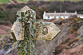 Alter Wegweiser im Dorf Trefin am Pembrokeshire Coast Path; Wales