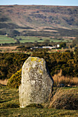Träumender Stein am Rande von 16 blauen Steinen, die einen eiförmigen Ring bilden, am Steinkreis von Gors Fawr in einem Feld nahe dem Dorf Mynachlog-Ddu; Pembrokeshire, Wales