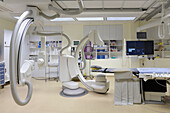 Ein modernes Krankenhauszimmer, eine große tragbare mobile Scannermaschine mit gebogenen Armen, ein mobiler Scanner und eine Krankenhausliege oder ein Bett.