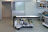 Intensivstation der Kinderklinik der Universität Tartu, ein modernes Krankenzimmer mit einem Behandlungsbett und einem Inkubatorbettchen