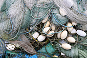 Ein Stapel kommerzieller Fischernetze mit Plastikschwimmern. 