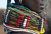 Afrika, Äthiopien, Südliches Omo-Tal, Stamm der Nyangatom. Detail der schweren Perlenkette einer Nyangton-Frau.
