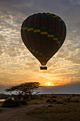 Afrika. Tansania. Heißluftballon überquert den Mara-Fluss, Serengeti-Nationalpark.