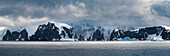 Antarktische Halbinsel, Antarktis, Panorama von Spert Island.
