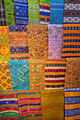 Bhutan, Thimphu. Traditionelle farbenfrohe und kunstvolle handgewebte Textilien.