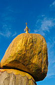 Kyaiktiyo-Pagode (Goldfelsen), eine kleine Pagode, die auf einem Granitfelsen erbaut wurde, der mit goldenen Blättern bedeckt ist, die von Gläubigen aufgeklebt wurden, Mon State, Myanmar