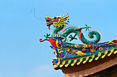 Drachenskulptur auf dem Dach des Süd-Putuo-Tempels, Xiamen, Provinz Fujian, China