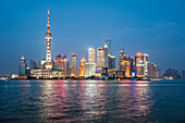 Perlenturm über der Skyline des Stadtteils Pudong und dem Huangpu-Fluss Shanghai, China.