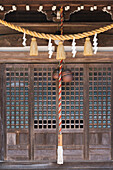 Strohseil-Dekoration in einem Tempel, Gujo Hachiman, Präfektur Gifu, Japan