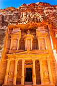 Siq, Petra, Jordanien. Von den Nabatäern 100 v. Chr. erbaute Schatzkammer. Der gelbe Canyon wird rosarot, wenn die Sonne untergeht. Innenwände von Gebäuden erzeugen in Nahaufnahme viele Abstraktionen. Die Rottöne werden durch Magnesium im Sandstein erzeugt.