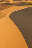 Sanddünen bei Sonnenaufgang. Wüste Gobi. Mongolei.