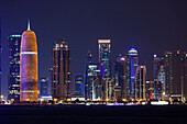 Katar, Doha, Doha Bay, West Bay-Wolkenkratzer, Abenddämmerung, mit Burj Qatar Tower