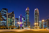 Katar, Doha, Doha Bay, West Bay-Wolkenkratzer, Abenddämmerung