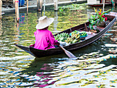 Thailand, Damnoen, Damnoen Saduak Floating Market with Vendor