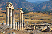 Türkei, Provinz Denizli, Tal des Flusses Menderes, Pamukkale. Ruinen von Hierapolis, gegründet 190 v. Chr. von Eumenes II, König von Pergamon. Entwickelte sich zu einem römischen Thermalbadzentrum.