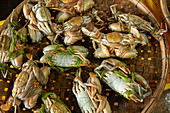 Korb mit Krabben, Fischmarkt, Hoi An (UNESCO-Welterbe), Vietnam