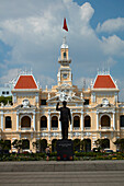Historisches Gebäude des Volkskomitees (ehemaliges Hotel de Ville de Saigon), und Ho-Chi-Minh-Statue, Ho-Chi-Minh-Stadt (Saigon), Vietnam