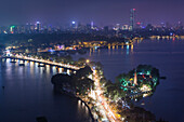 Vietnam, Hanoi. Erhöhte Stadtansicht von Tay Ho, West Lake, Abenddämmerung