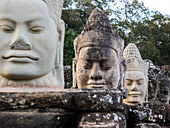 Kambodscha, Angkor Watt, Siem Reap, Dämonenköpfe auf der Götter- und Dämonenbrücke am Südtor von Angkor Thom