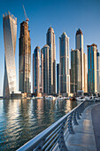 VAE, Dubai Marina Hochhäuser, darunter der verdrehte Cayan Tower