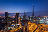 VAE, Stadtzentrum Dubai. Blick von oben auf die Sheikh Zayed Road und den Burj Khalifa Tower, das höchste Gebäude der Welt, 2016