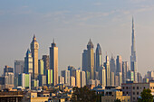 VAE, Dubai, Jumeirah. Wolkenkratzer entlang der Sheikh Zayed Road, Skyline von Jumeirah aus