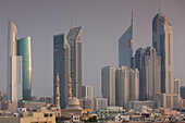 VAE, Dubai, Jumeirah. Wolkenkratzer entlang der Sheikh Zayed Road, Silhouette von Jumeirah aus