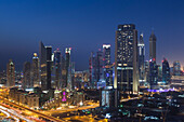 VAE, Stadtzentrum Dubai. Erhöhte Ansicht der Wolkenkratzer an der Sheikh Zayed Road vom Stadtzentrum aus