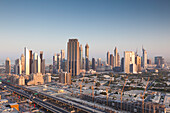 VAE, Stadtzentrum Dubai. Erhöhte Ansicht der Wolkenkratzer an der Sheikh Zayed Road vom Stadtzentrum aus