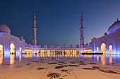 UAE, Abu Dhabi. Innenhof der Scheich-Zayed-bin-Sultan-Moschee