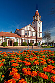 i-SITE Besucherzentrum (altes Postamt) und Blumen, Rotorua, Nordinsel, Neuseeland