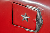 Detail des Benzintanks Tür mit Stern auf klassischen amerikanischen Auto in Vieja, alte Habana, Havanna, Kuba.