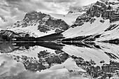 Kanada, Alberta, Banff-Nationalpark. Der Crowfoot Mountain spiegelt sich im Bow Lake