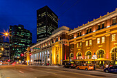 Historisches Gebäude der Canadian Pacific Railway in der Abenddämmerung in Vancouver, Britisch-Kolumbien, Kanada