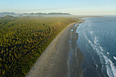 Kanada, Britisch-Kolumbien, Pacific Rim National Park. Luftaufnahme von Long Beach.