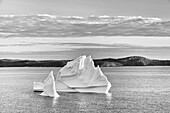 Kanada, Neufundland, Eastport. Eisberge treiben in der Salvage Bay des Atlantischen Ozeans